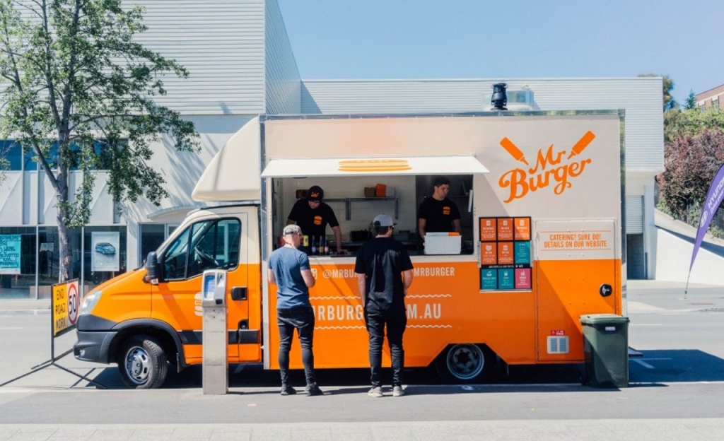 why-are-food-trucks-so-popular-vending-business-machine-pro-service